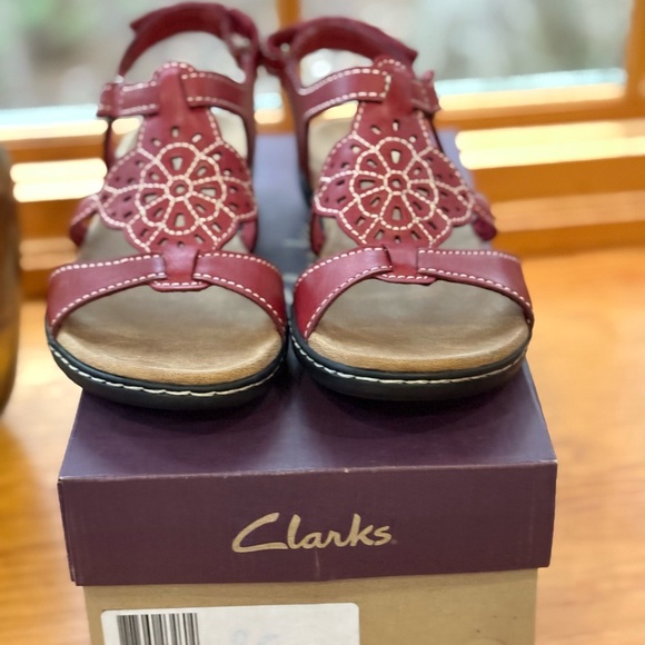 New with box -Clarks Red Comfort Sandals with Adjustable Straps.9 1/2 - Picture 4 of 6